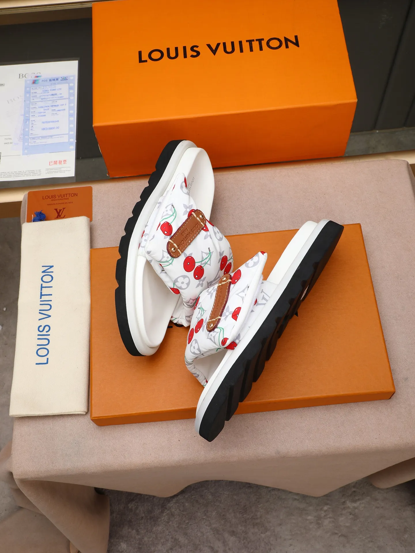 PP360 [LOUIS VUITTON] Louis Vuitton, LV printing, men's and women's slippers are on the market. The drawer box packaging comes with a cloth bag and a card. The upper pattern looks very soft and waxy, and it is a super versatile leg slimming tool. Fabric: imported denim/canvas/old fabric, LV hardware LOGO, official website pattern printing, comfortable to wear, feet: high-elastic PU water table. Sole: foam sole, heel height: about 5cm. Code number: 35-46, 35, 45, 46 are custom-made and non-returnable. Color: multiple colors and styles available.